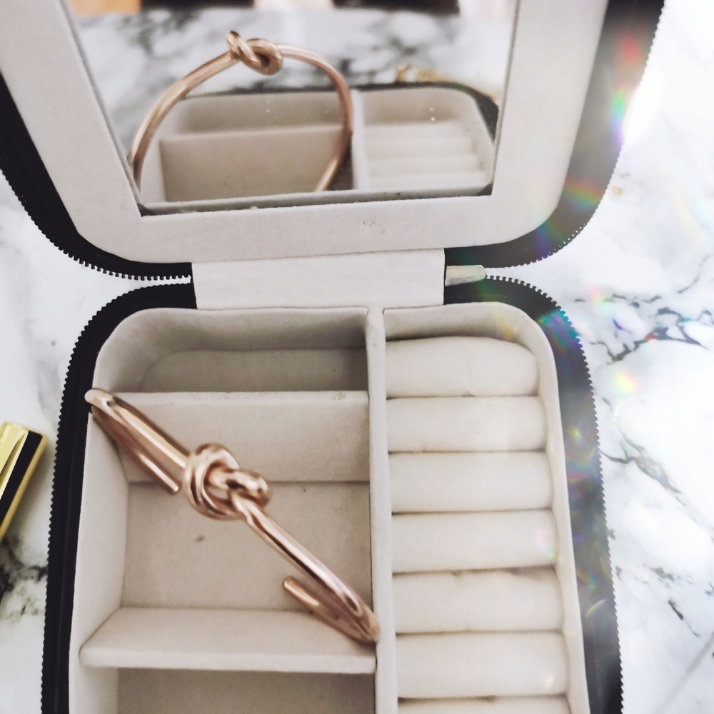 Minimalist rose gold knot bracelet - Picture 1 of 5